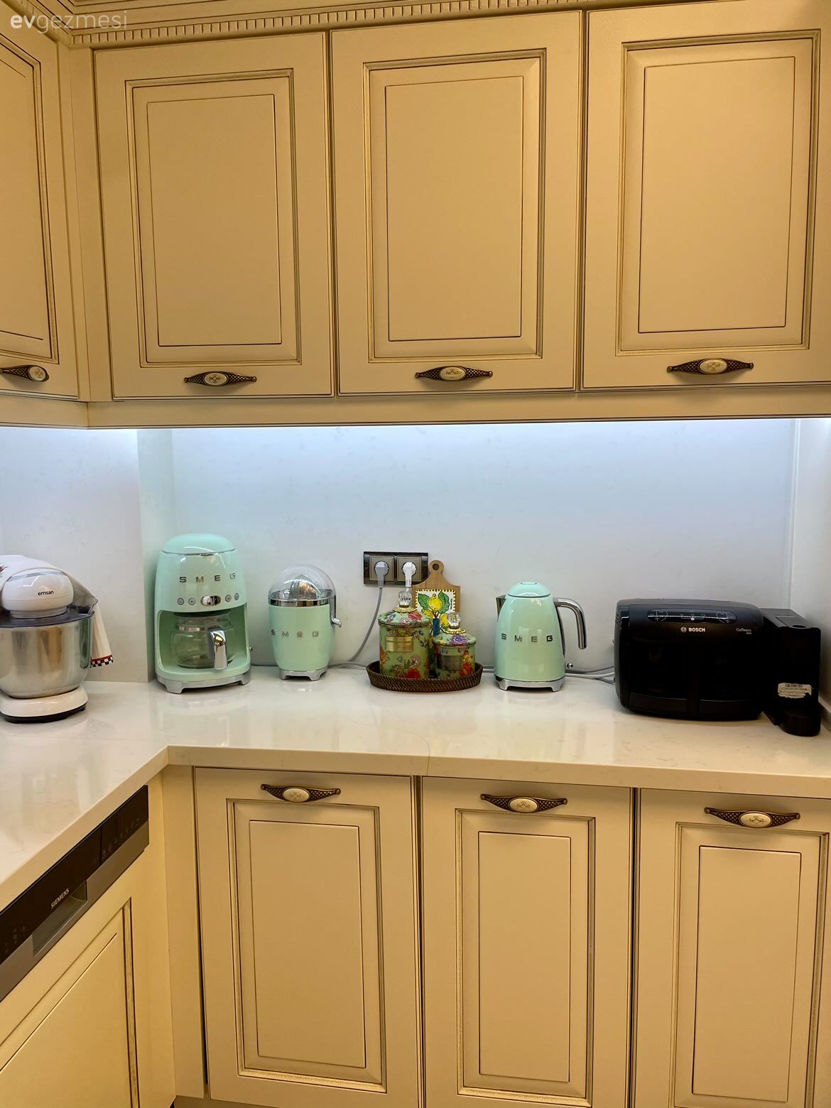 Mutfak, Country, Rustik, Beyaz, Krem, Rustik ankastre, Ankastre, Mutfak tezgahı, Mutfak tezgah arası, Tezgah arası doğal taş, Shaker kapaklı dolaplar, Mutfak aksesuarları