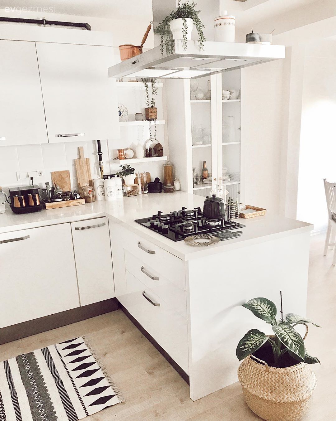 Mutfak, İskandinav, Beyaz, Siyah- Beyaz, Beyaz mutfak, Amerikan Mutfak, Mutfak yarım adası, Davlumbaz, Mutfak Avize Modelleri, Mutfak halısı, Mutfak tezgahı, Mutfak tezgah arası, Ankastre, Parke, Mutfak rafı, Ev bitkisi