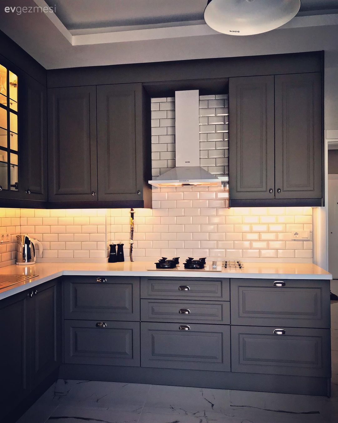 Bu Gri Mutfak Yeni Parçalarıyla Daha Bir Sıcak