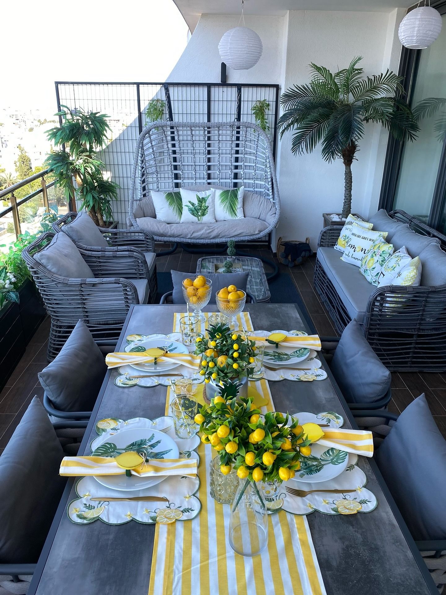 Bu Büyük Balkonu Bırakıp Evin İçine Girmek Pek Kolay Değil