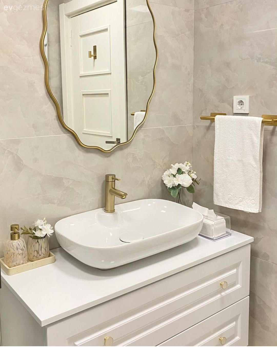 Banyo, Beyaz, Krem, Altın, Banyo dolabı, Banyo aynası, Banyo lavabosu, Banyo bataryası, Banyo aksesuarları, Banyo seramikleri