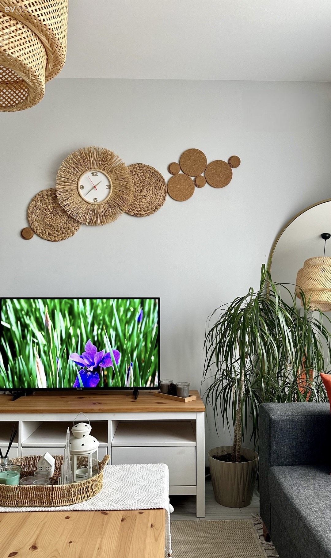 Salon, Bohem Dekorasyon, İskandinav, Hasır, Dekoratif Objeler, Tv ünitesi, Tv ünitesi aksesuarları, Ev Aksesuar, Orta sehpa, Sehpa, Ev bitkisi, Boy aynası, Ayna, Köşe koltuk, Koltuk takımı, Hasır avize