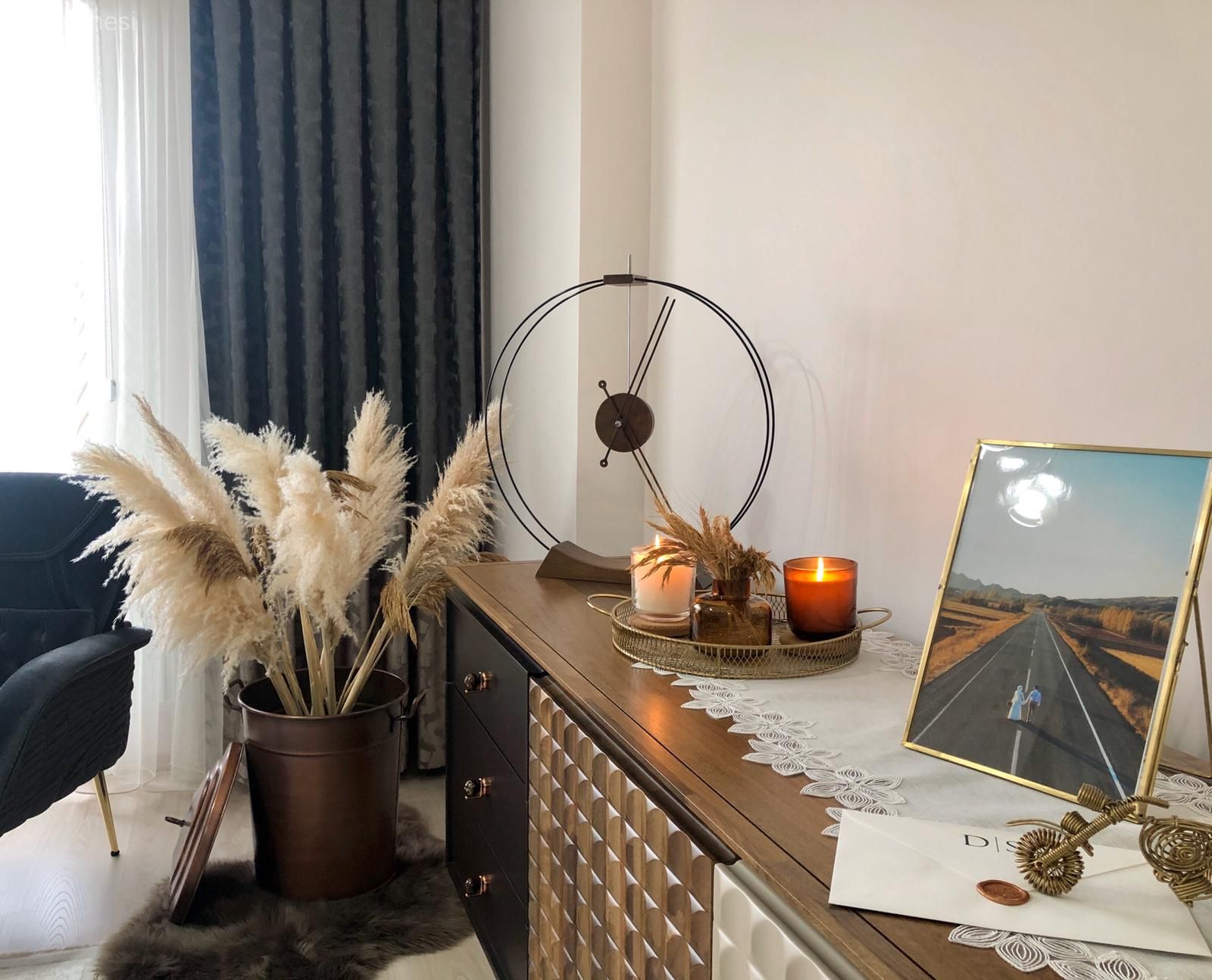 Ev Aksesuar, Vazo, Pampas otu, Fon perde, Perde, Tül perde, Tablo, Duvar dekorasyonu, Konsol, Konsol üzeri dekoratif objeleri