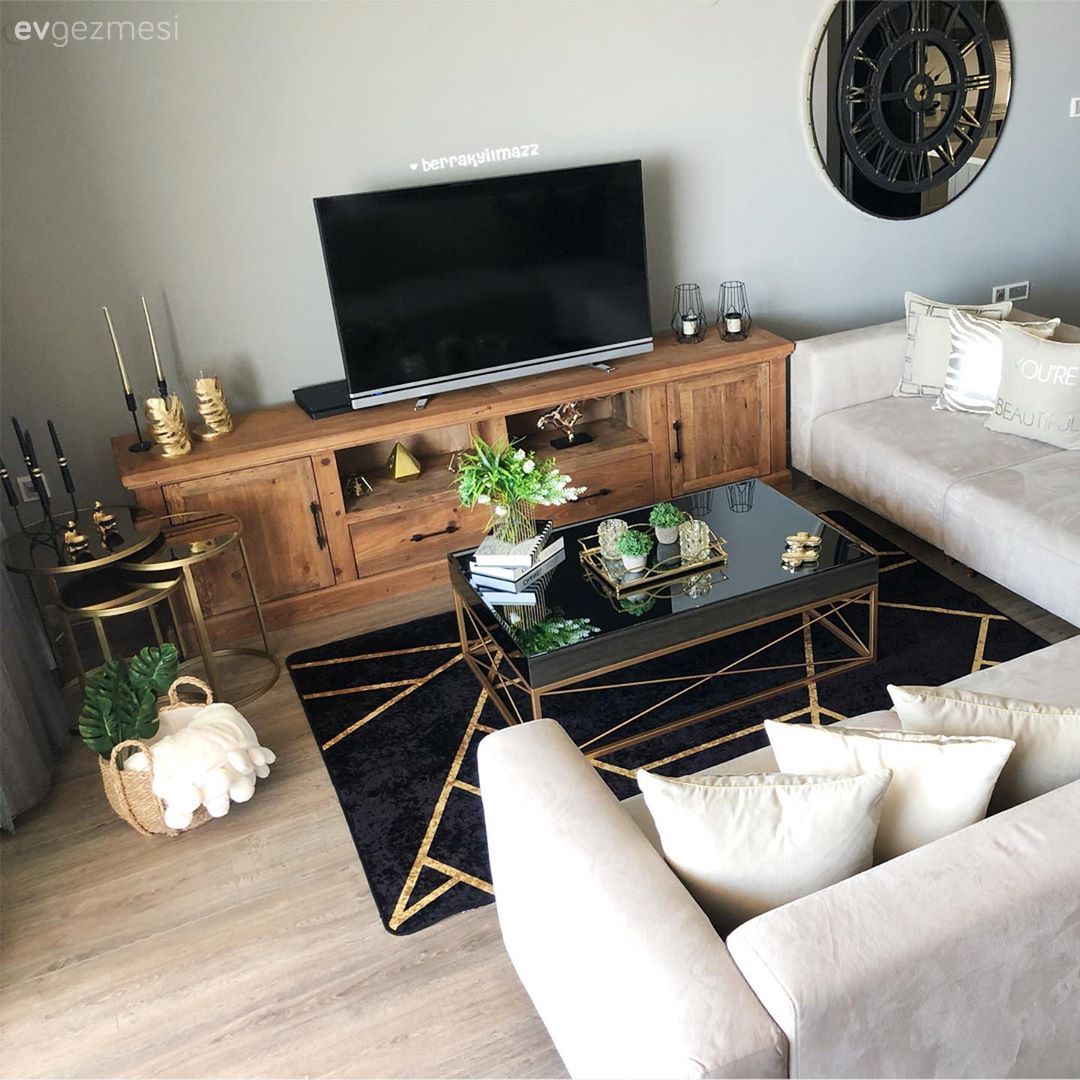 Salon, Modern, Köşe koltuk, Koltuk takımı, Krem, Siyah, Ahşap Mobilya, Orta sehpa, Sehpa, Altın, Metal ayaklı sehpa, Metal duvar saati, Zigon sehpa, Şamdan, Ev Aksesuar, Sehpa üstü aksesuarı, Tv ünitesi, Tv ünitesi aksesuarları, Hasır sepet, Halı, Salon halısı, Geometrik desen, Desenler