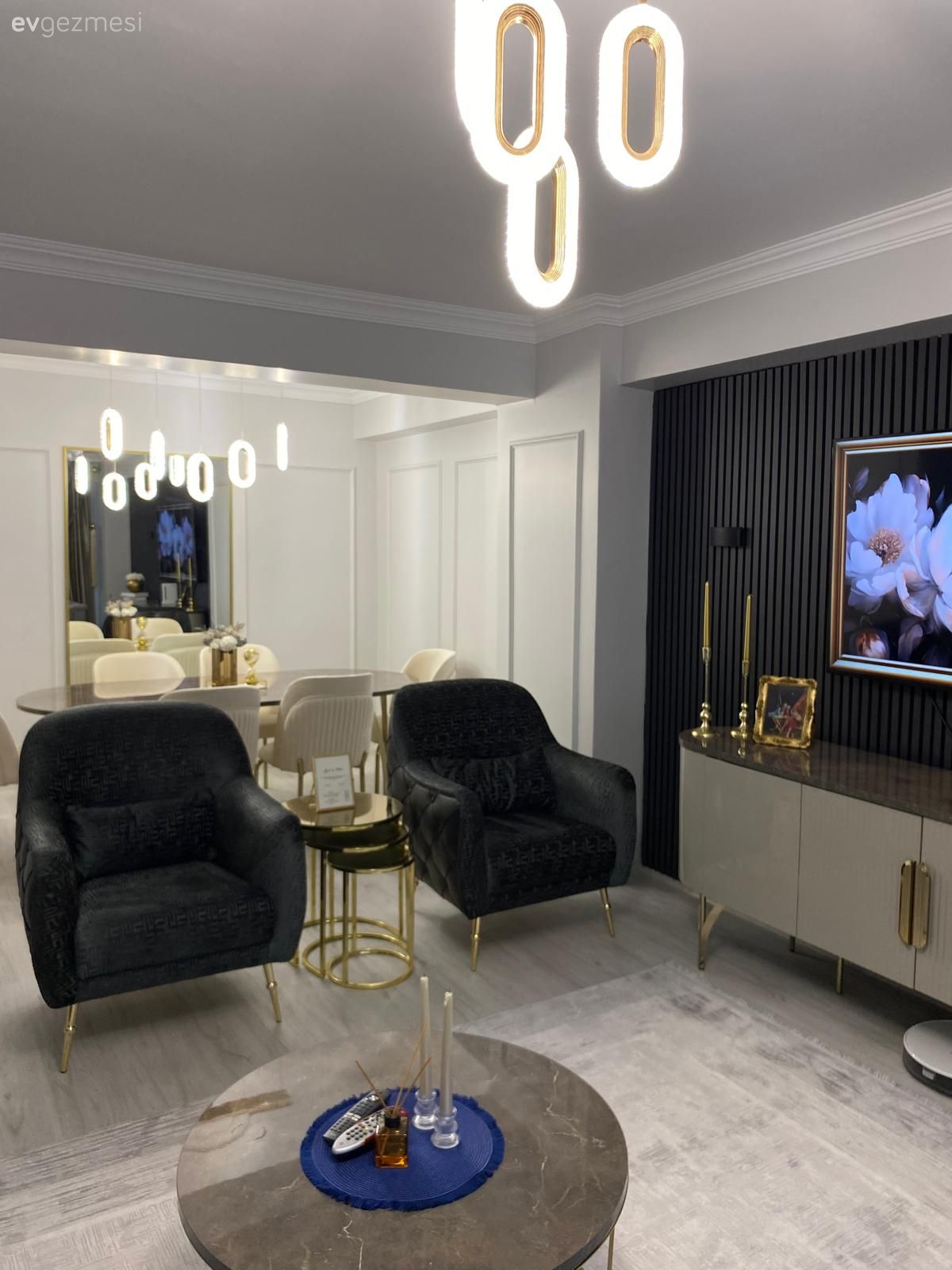 Beyaz, Siyah, Tv ünitesi, Tv ünitesi aksesuarları, Ev Aksesuar, Berjer, Duvar çıtalama, Yan sehpa, Sehpa, Sandalye, Yemek masası, Yemek odası avizesi, Dekoratif Objeler