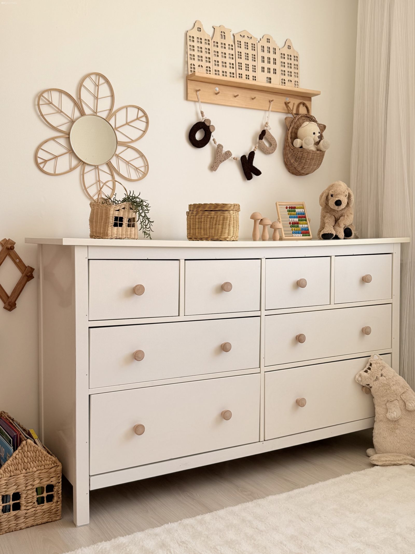 Bu İki Katlı Evde Modern ve Country Esintiler Karışmış