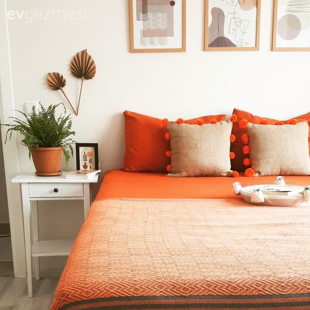 Yatak Odası, Beyaz, Turuncu, Kahverengi, Çerçeve, Ev bitkisi, Yatak örtüsü, Komodin, Yatak odası duvar dekorasyonu