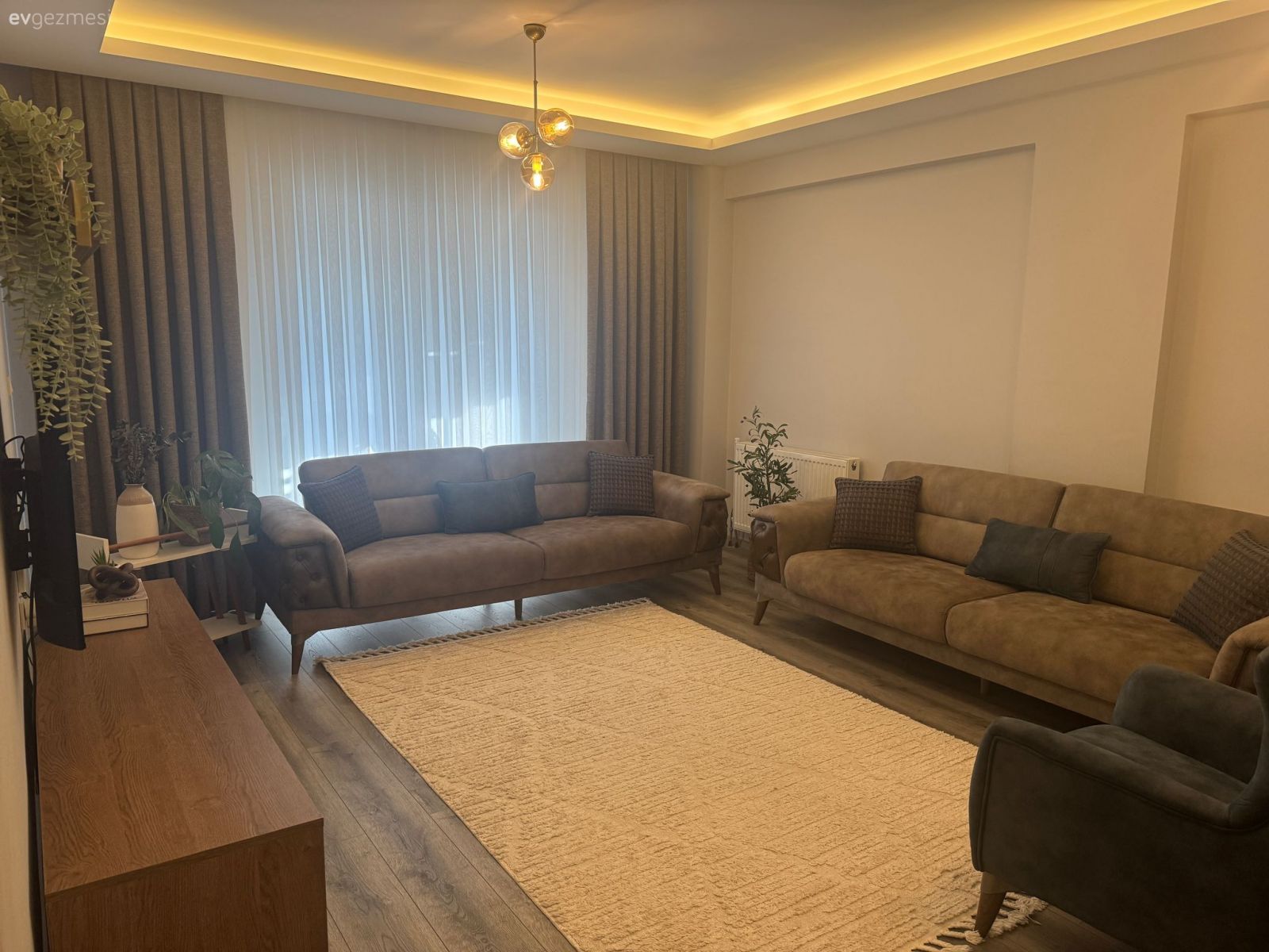 Salon, Modern, Vizon, Gri, Tv ünitesi, Tv ünitesi aksesuarları, Ev Aksesuar, Halı, Led aydınlatma, Aydınlatma, Kırlent, Ev tekstili