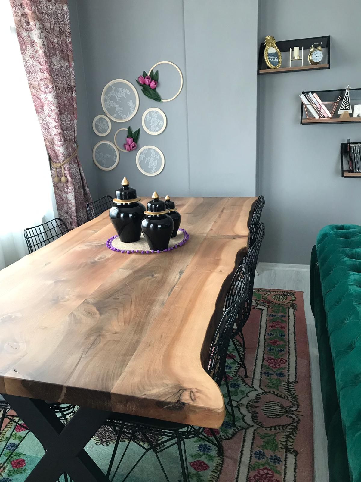 Gri duvar, Yemek Odası, Ahşap masa, Fon perde, Perde, Tül perde, Metal sandalye, Sandalye, Halı, Salon halısı, Duvar rafı, Duvar dekorasyonu, Dekoratif Objeler, Zümrüt yeşili