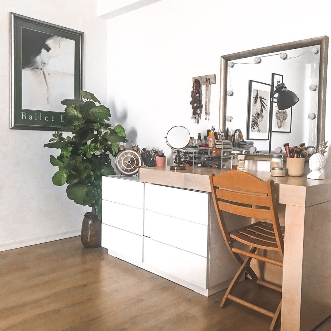 Makyaj masası, Beyaz, Ev bitkisi, Sandalye, Makyaj aynası, Yatak Odası, Duvar dekorasyonu