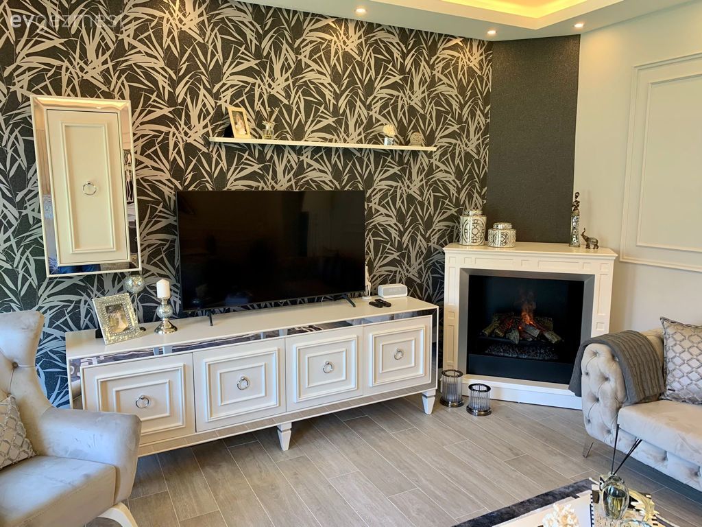 Duvar kağıdı, Duvar dekorasyonu, Tv ünitesi, Tv ünitesi aksesuarları, Ev Aksesuar, Beyaz, Gri, Şömine, Berjer, Koltuk takımı, Modern chesterfield, Led aydınlatma, Aydınlatma, Duvar çıtalama, Siyah