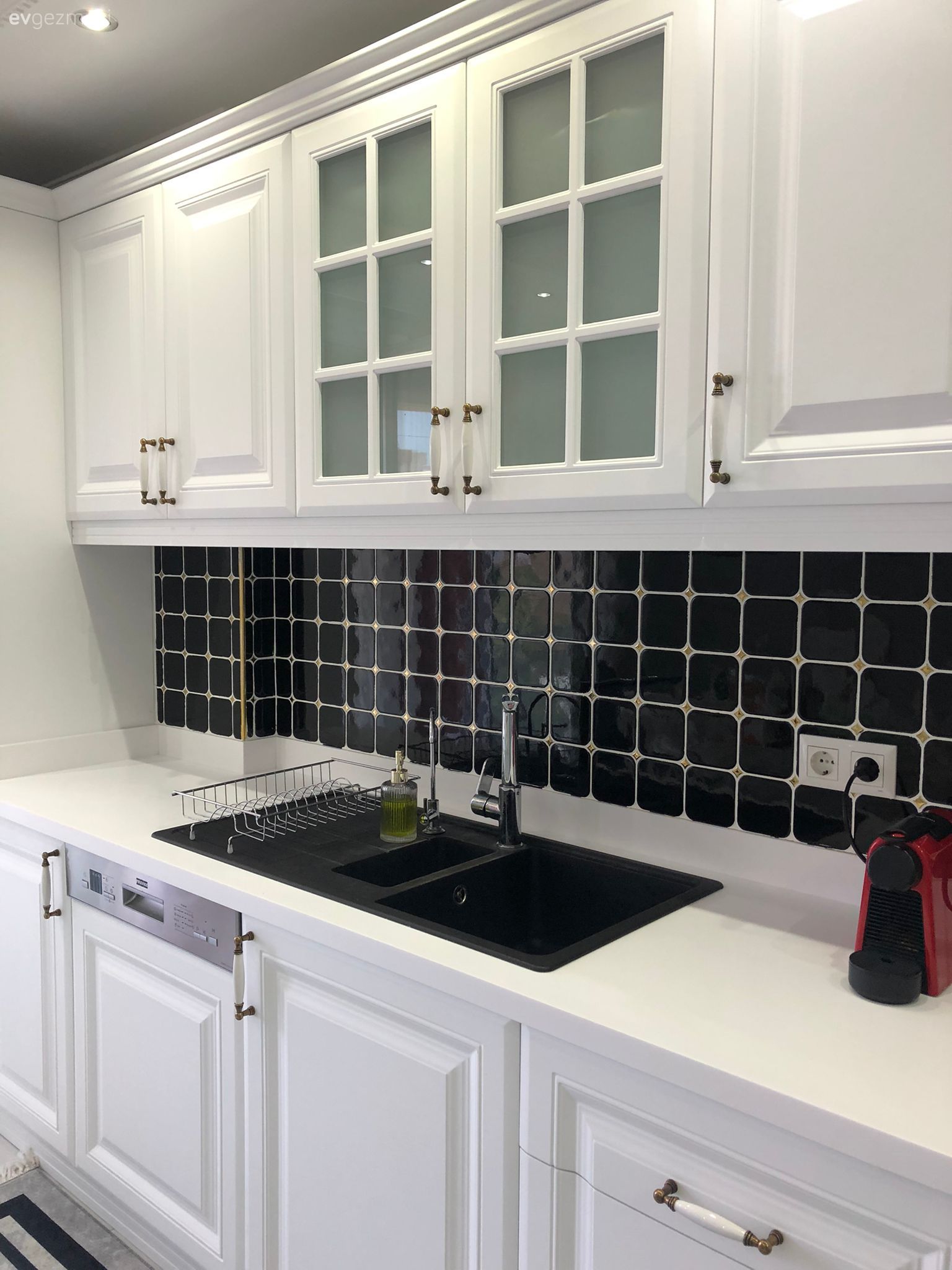 Bu İstanbul Evinde Modern Tasarımlara Hafif Işıltılar Eşlik Etmiş