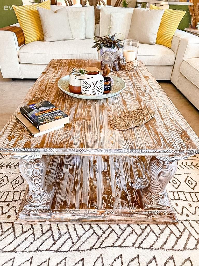 Salon, Beyaz koltuk, Koltuk takımı, Sarı, Yeşil, Orta sehpa, Sehpa, Masif ahşap, Halı, Salon halısı