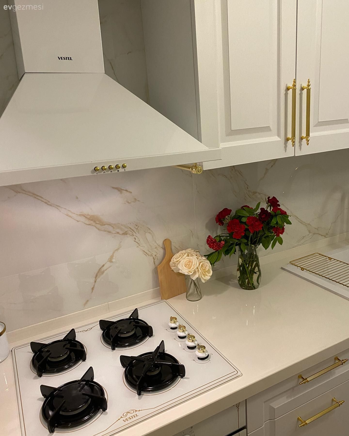 Beyaz, Altın, Mutfak tezgahı, Mutfak, Mutfak tezgah arası, Davlumbaz, Mutfak aksesuarları