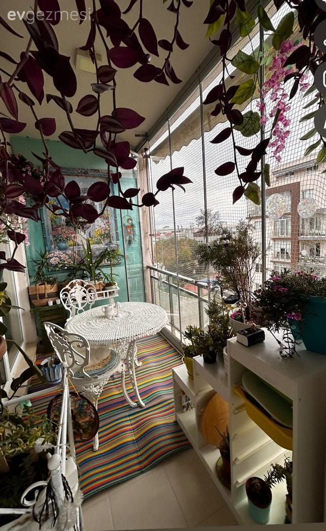 Bitkilerle Dolu Bu Balkon Apartmana Taşınmış Bir Bahçe Gibi!