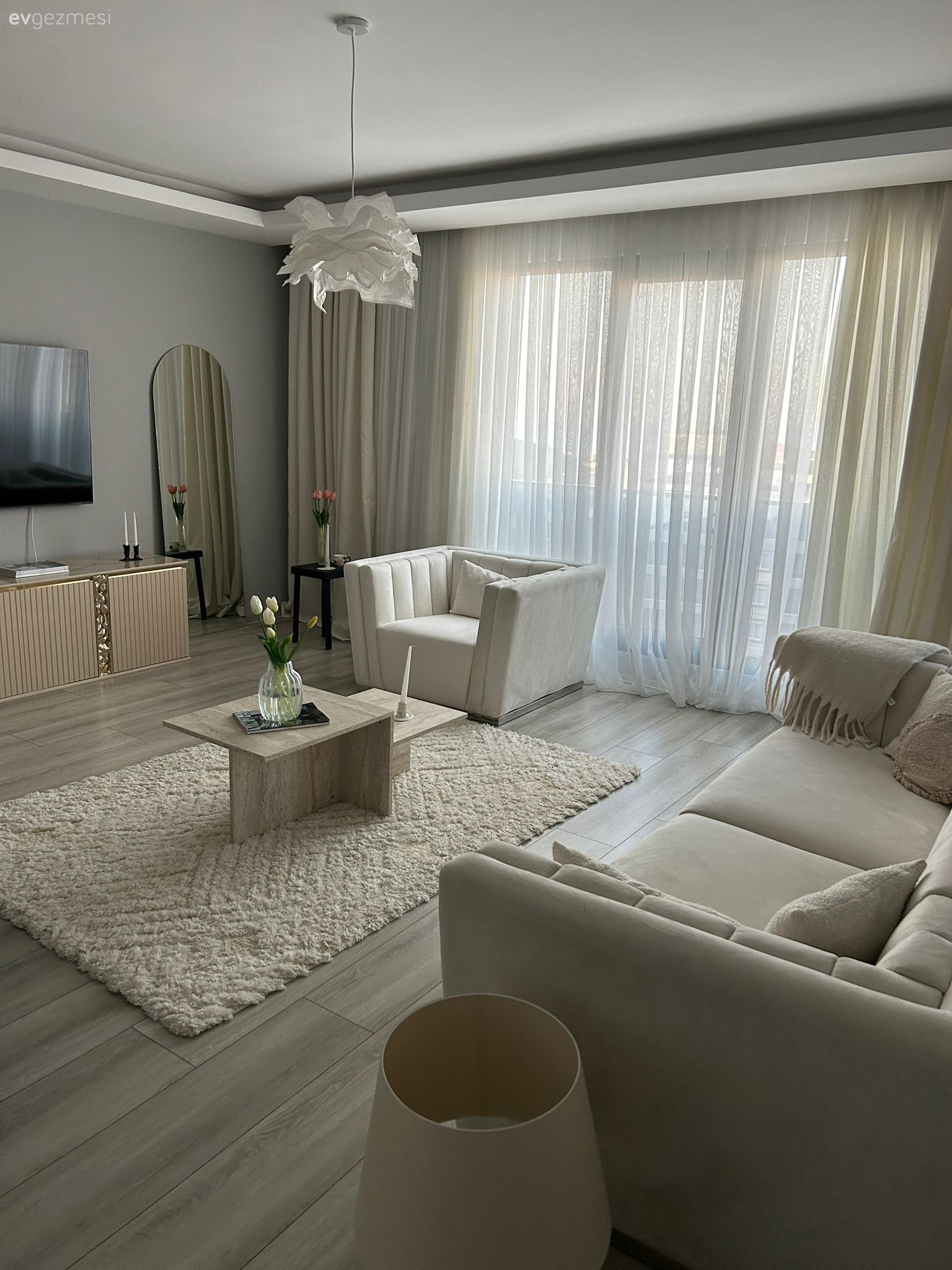 Bu Samsun Evinde Sessiz Şıklık Beyaz İle Sağlanmış!