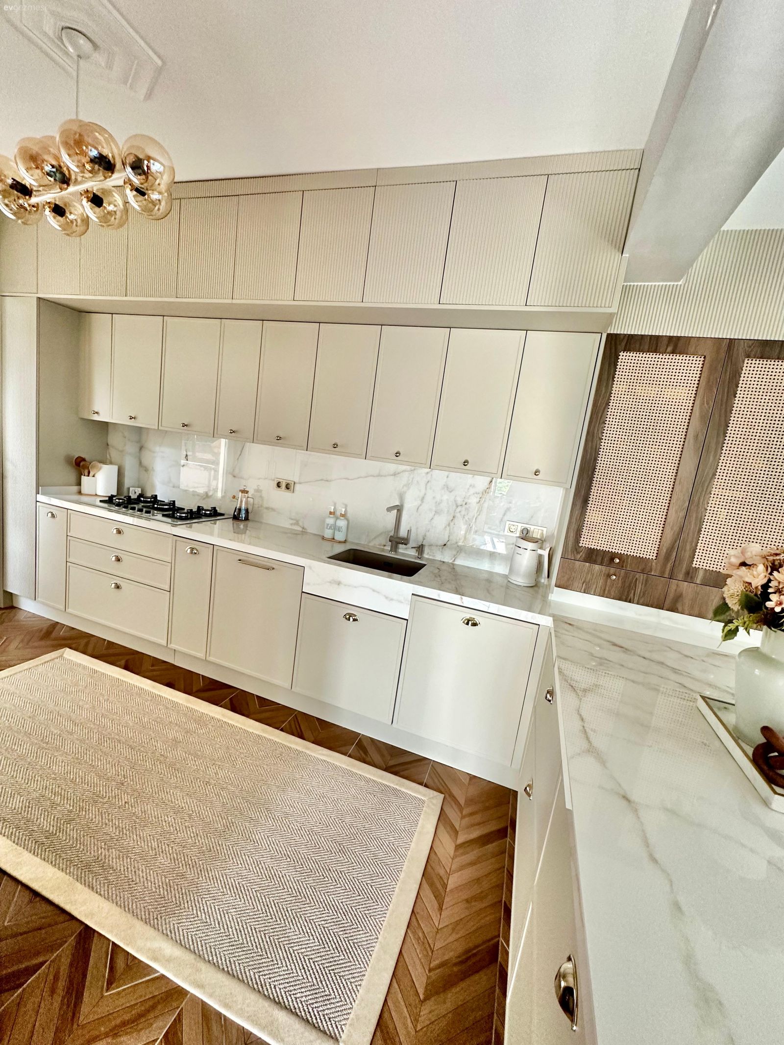 Mutfak, L-tipi mutfak, Beyaz, Bej, Krem, Mutfak tezgahı, Mutfak tezgah arası, Tezgah arası doğal taş, Lambri, Mutfak aksesuarları, Parke, Mutfak Avize Modelleri, Ankastre, Dekoratif Objeler, Mutfak halısı, İskandinav