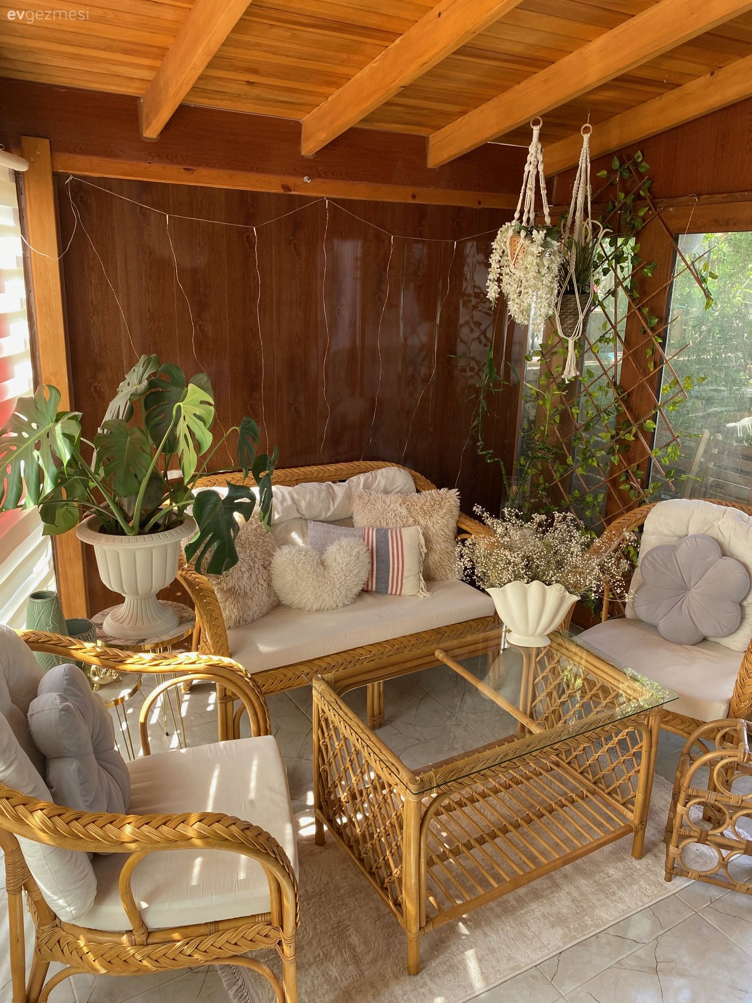 Kış bahçesi, Beyaz, Hasır, Bej, Balkon oturma grubu, Balkon, Saksı, Ev bitkisi, Veranda, Kırlent, Ev tekstili, Balkon masası