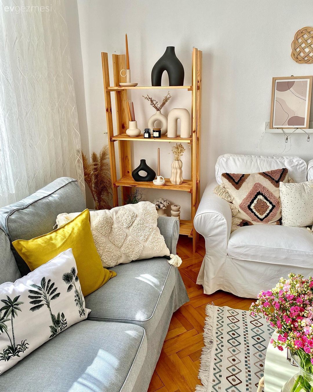 Salon, Bohem Dekorasyon, Beyaz, Gri, Sarı, Krem, Bej, Ahşap Mobilya, Koltuk takımı, Kırlent, Ev tekstili, Dekoratif Objeler, Duvar rafı, Duvar dekorasyonu, Halı, Salon halısı, Orta sehpa, Sehpa, Vazo, Ev Aksesuar, Çiçekler, Desenler, Çerçeve