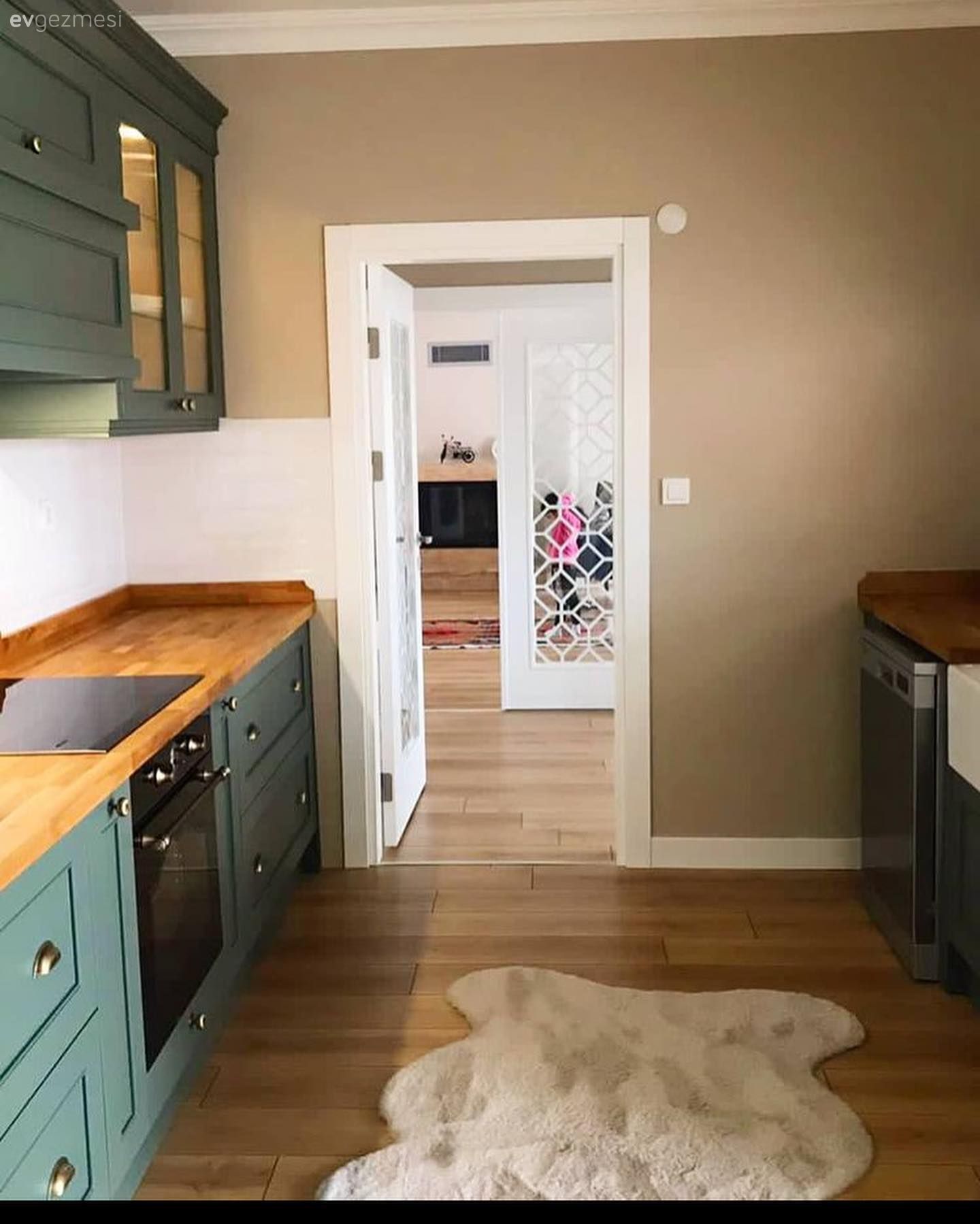 Mutfak, Yeşil mutfak, Yeşil, Ahşap mutfak tezgahı, Mutfak tezgahı, Siyah, Beyaz, Shaker kapaklı dolaplar, Ankastre, Davlumbaz, Elektrikli Ocak, Cam Ankastre, Mobilya kulp ve ayakları, Cam kapaklı dolap