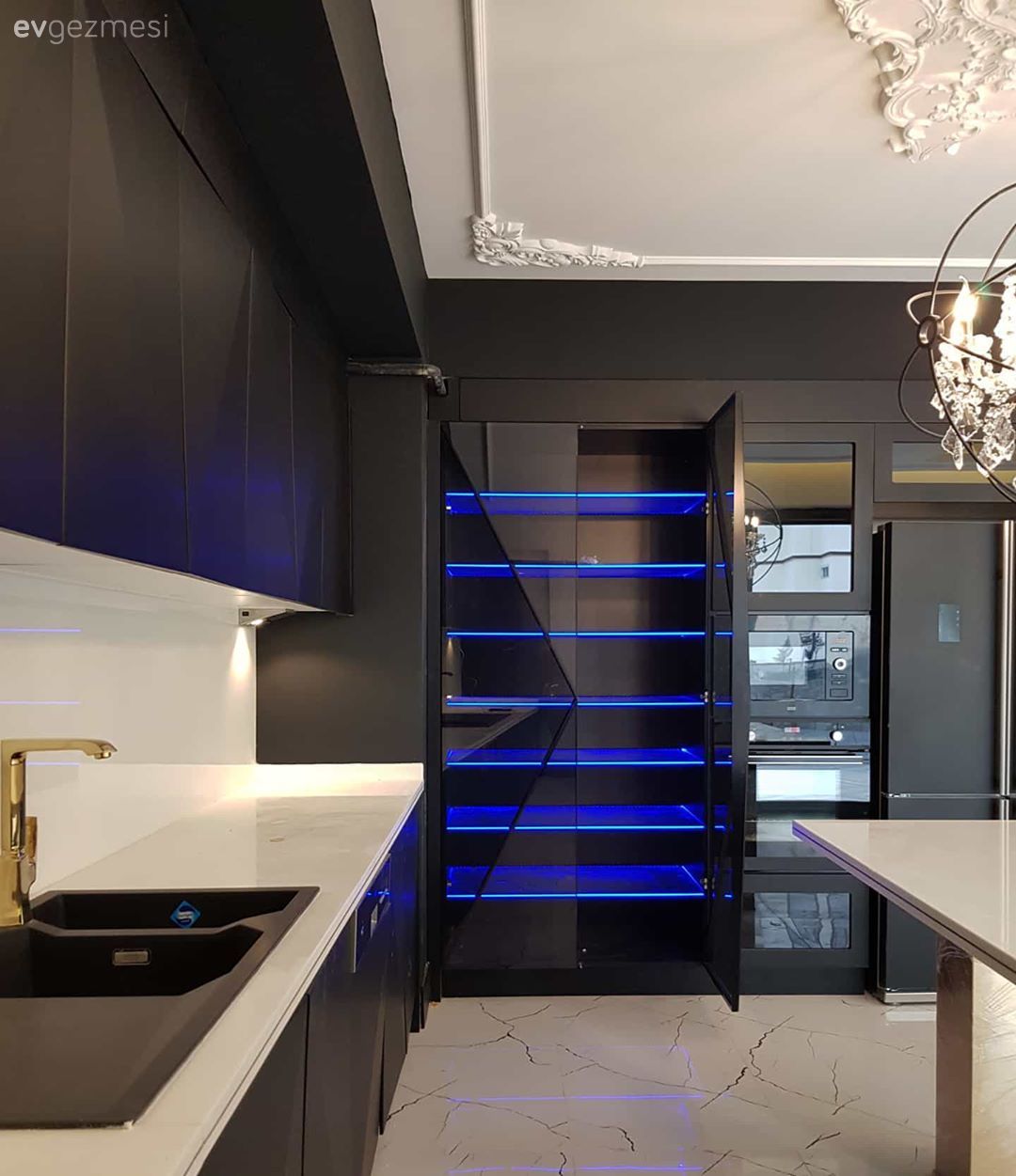 Mutfak, Klasik, Art deko, Büyük mutfak, Siyah, Beyaz, Altın, Tavan dekorasyon, Ankastre, Mutfak tezgahı, Mutfak tezgah arası, Led aydınlatma, Aydınlatma, Mutfak aksesuarları, Kulpsuz mutfak dolabı, Mutfak zemin seramikleri
