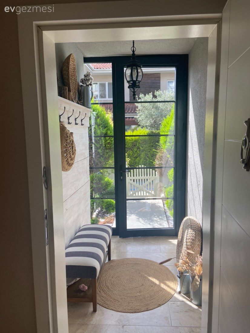 Antre, Beyaz, Siyah, Duvar dekorasyonu