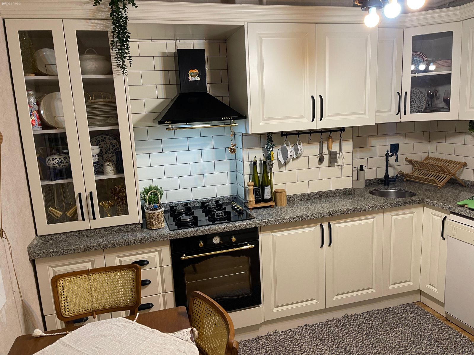 Bu Adana Evinde Ev Sahibinin El Emekleri de Kendine Yer Bulmuş!