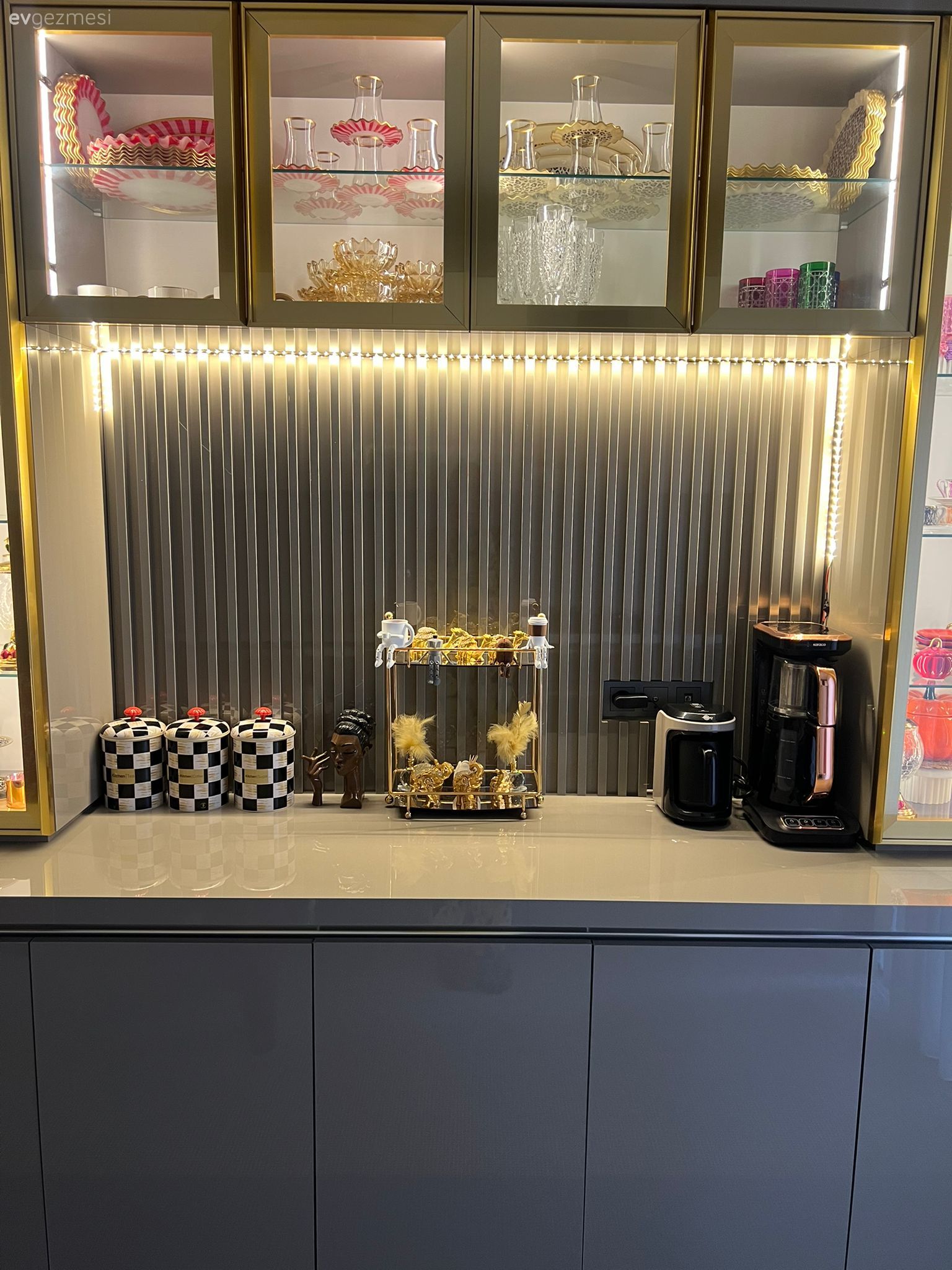 Kahve köşesi, Gri, Cam kapaklı dolap, Mutfak aksesuarları, Mutfak