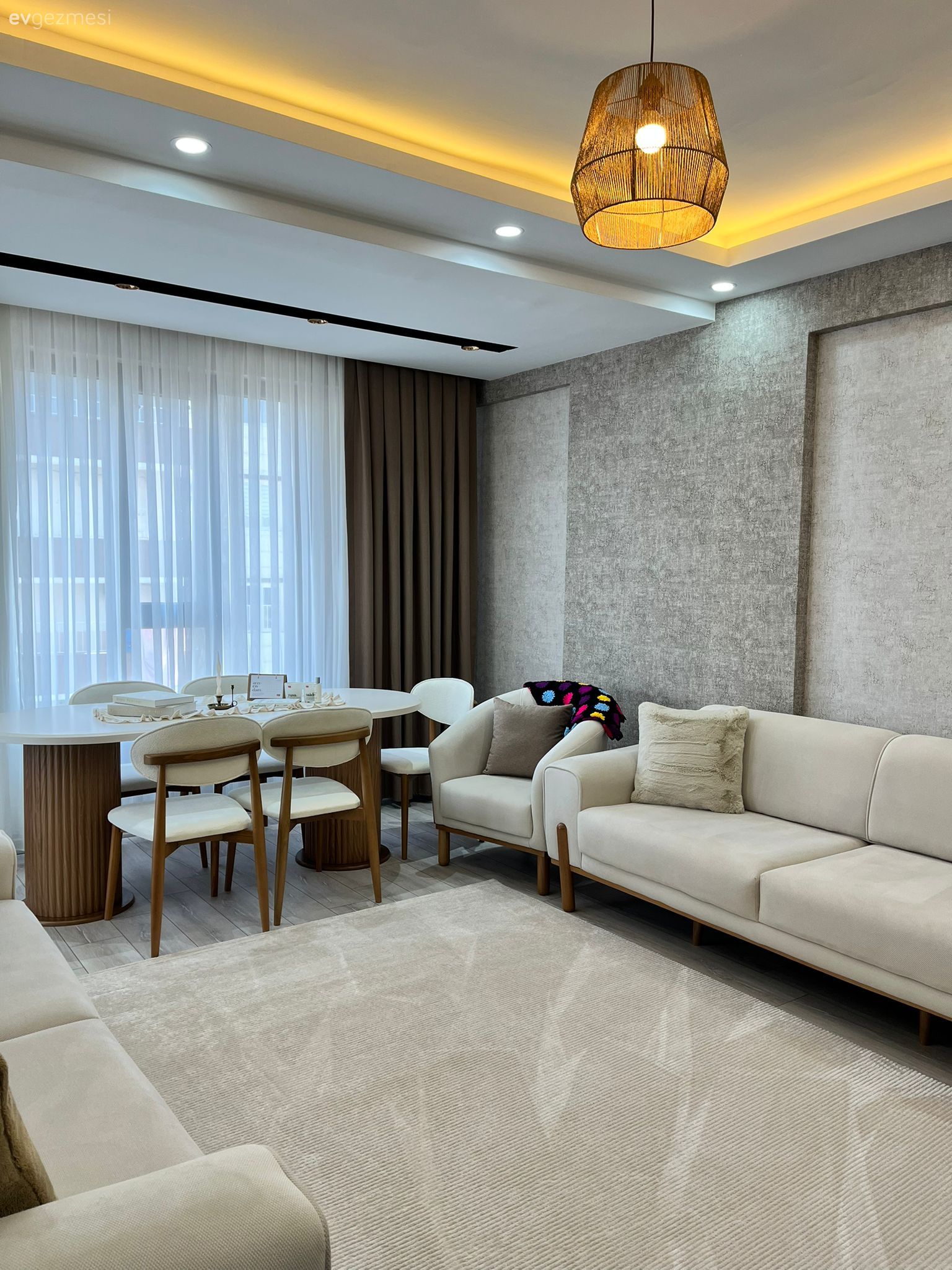 Salon, İskandinav, Modern, Beyaz, Kahverengi, Koltuk takımı, Fon perde, Perde, Tül perde, Sandalye, Yemek masası, Halı, Salon halısı, Avize, Aydınlatma, Salon avizesi, Spot aydınlatma, Led aydınlatma, Berjer, Gri duvar