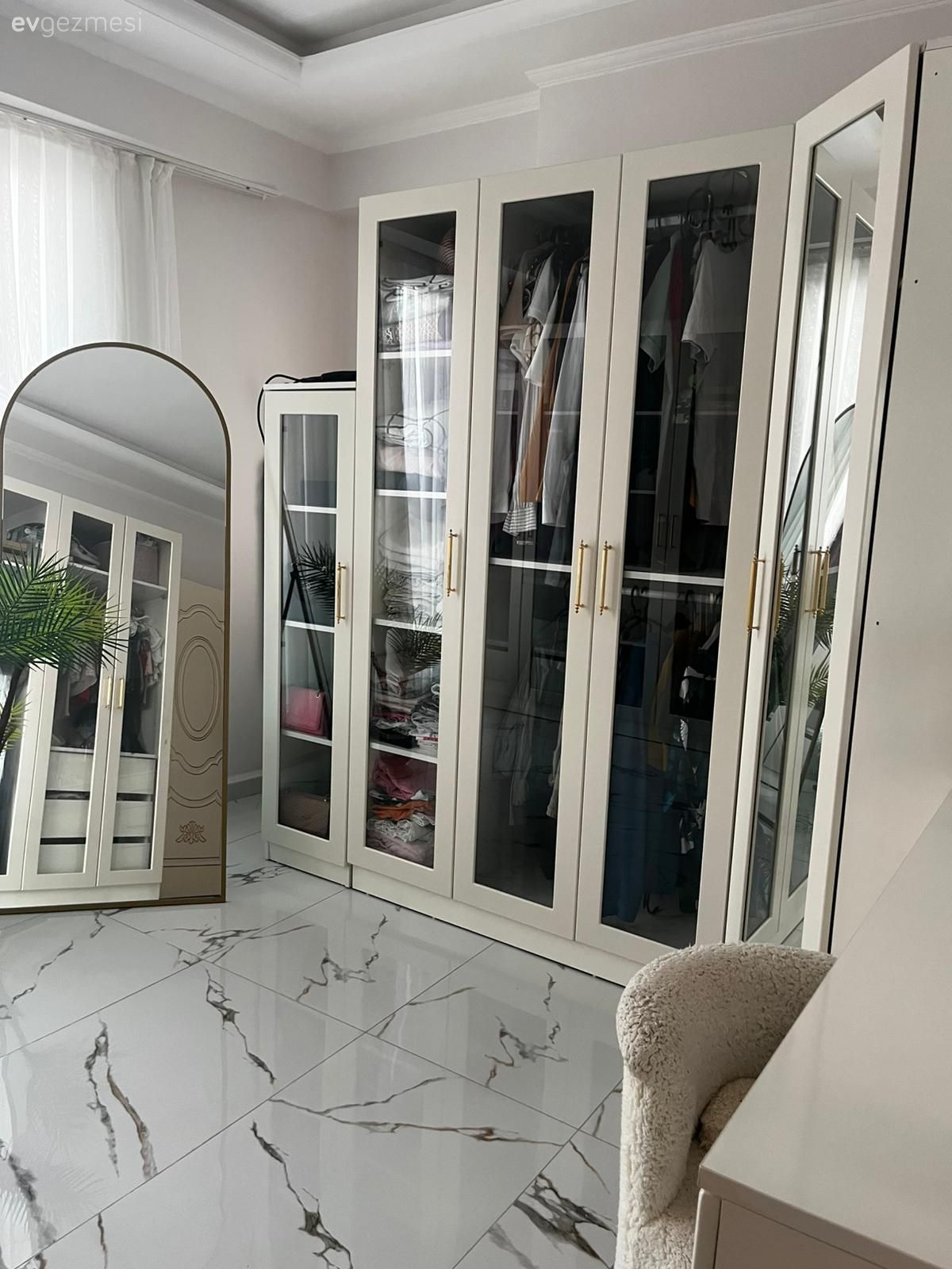 Bu Hatay Evinde Altın Yansımalar Her Detayda Yerini Almış