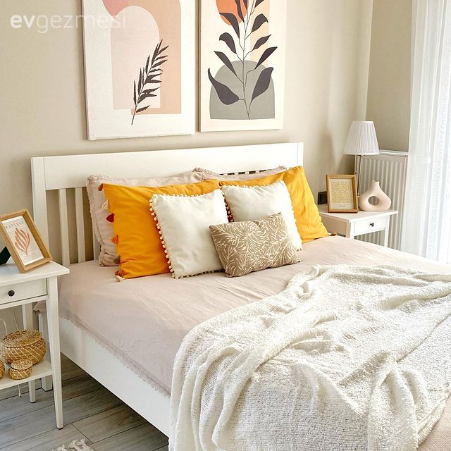 Yatak Odası, Beyaz, Sarı, Yatak başlığı, Tablo, Duvar dekorasyonu, Komodin, Abajur, Aydınlatma, Kırlent, Ev tekstili, Yatak örtüsü