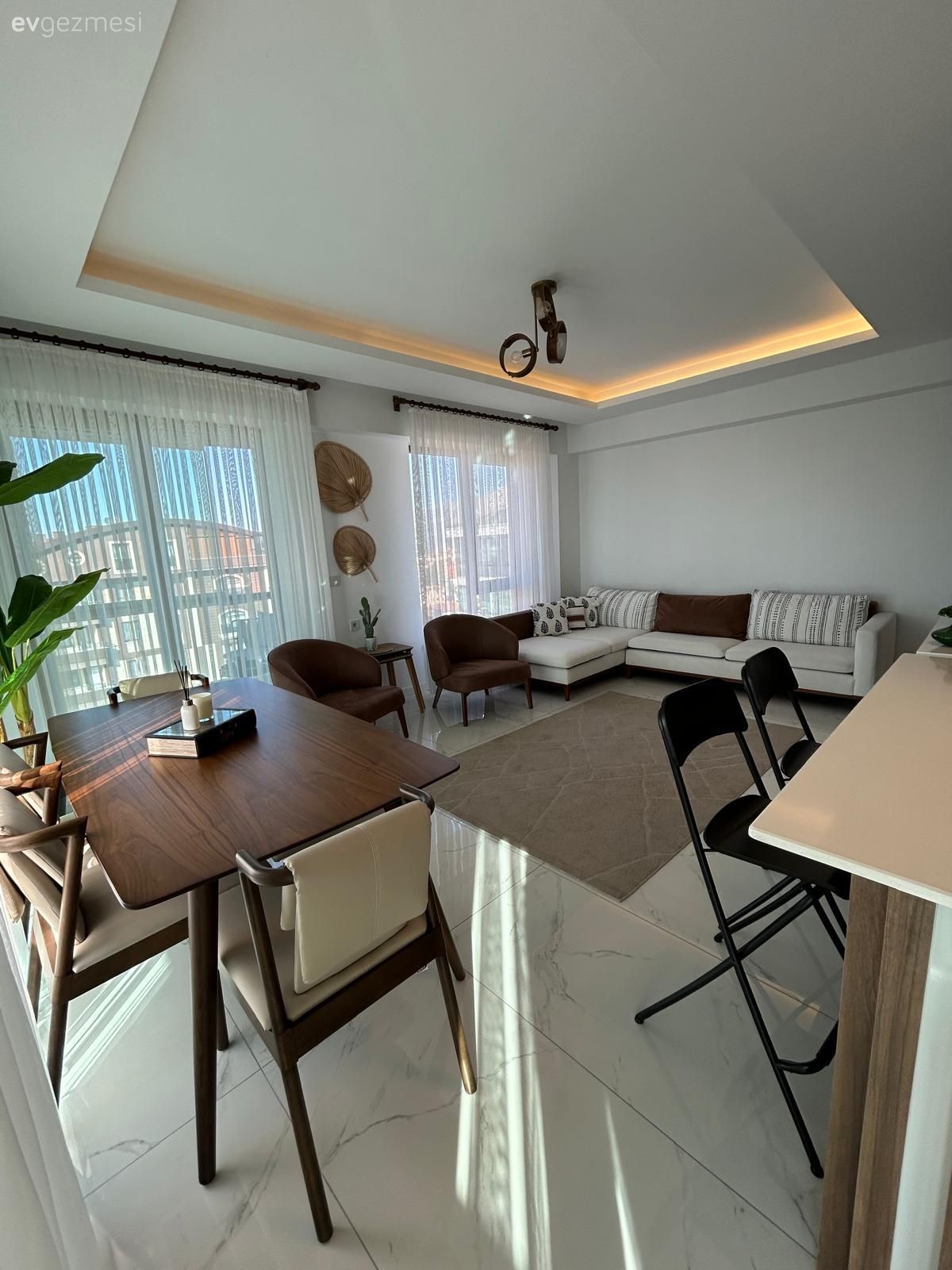 Salon, Modern, Açık konsept yaşam alanı, Beyaz, Kahverengi, Ahşap Mobilya, Duvar çıtalama, Köşe koltuk, Koltuk takımı, Berjer, Halı, Salon halısı, Duvar dekorasyonu, Led aydınlatma, Aydınlatma, Sandalye, Yemek masası