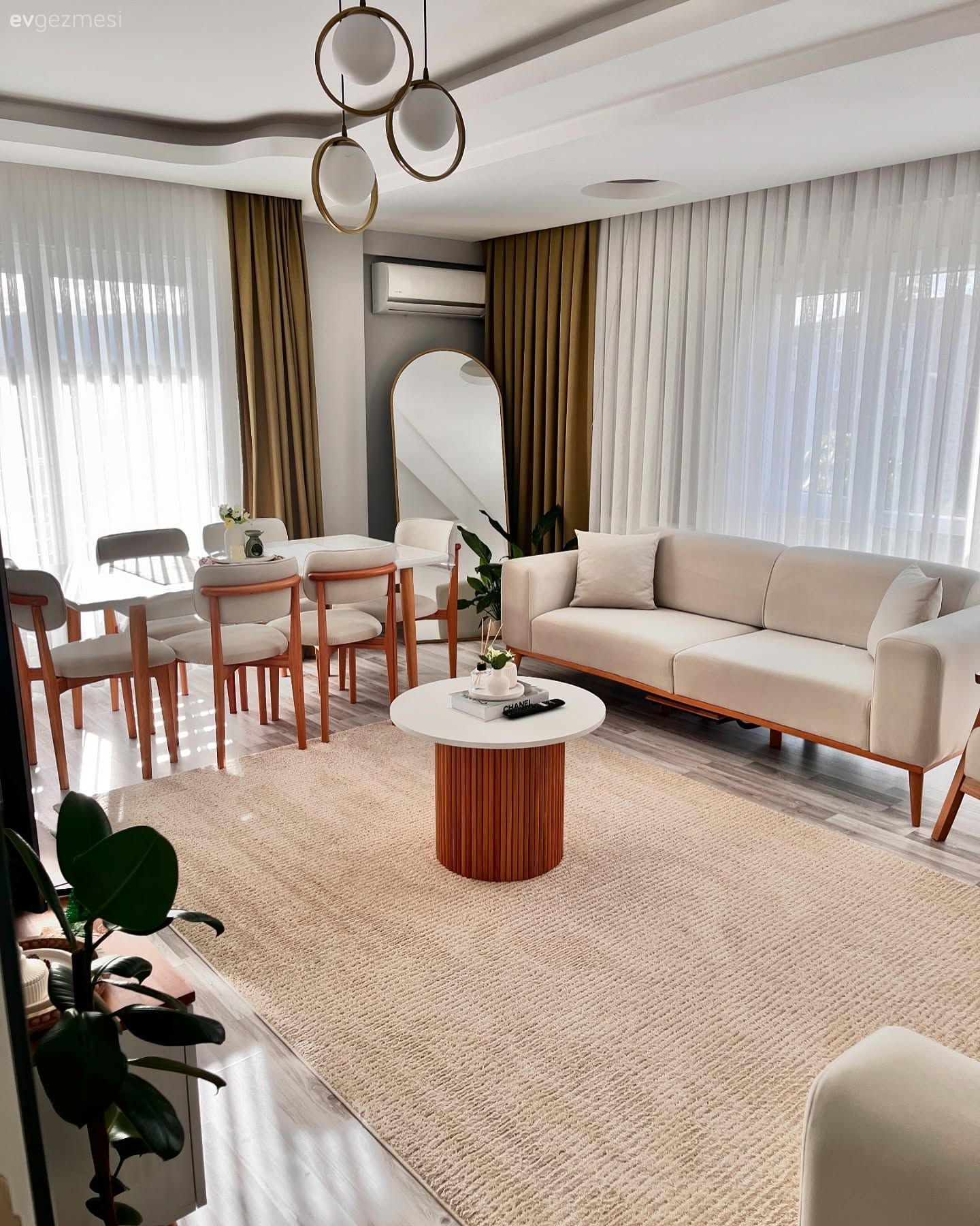 Bu İzmir Evinde Mobilyalar Renkli Parçalar İçin Uygun Zemin