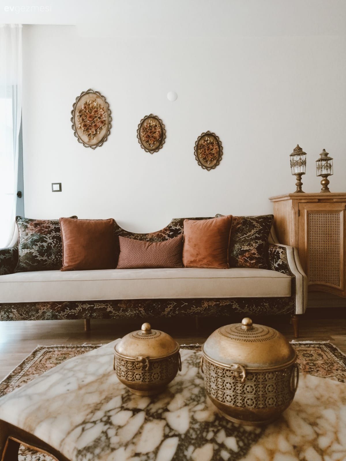 Salon, Rustik, Krem, Kahverengi, Turuncu, Koltuk takımı, Kırlent, Ev tekstili, Halı, Salon halısı, Orta sehpa, Sehpa, Şamdan, Ev Aksesuar