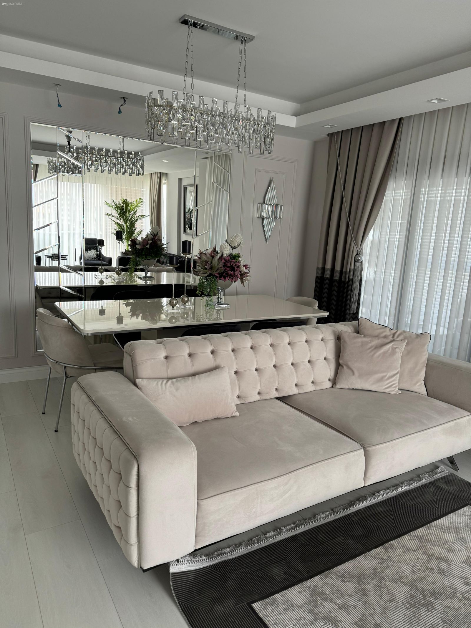 Salon, Fon perde, Perde, Tül perde, Duvar ayna kaplama, Ayna, Sandalye, Yemek masası, Koltuk takımı, Halı, Salon halısı, Avize, Aydınlatma, Aplik, Dekoratif Objeler