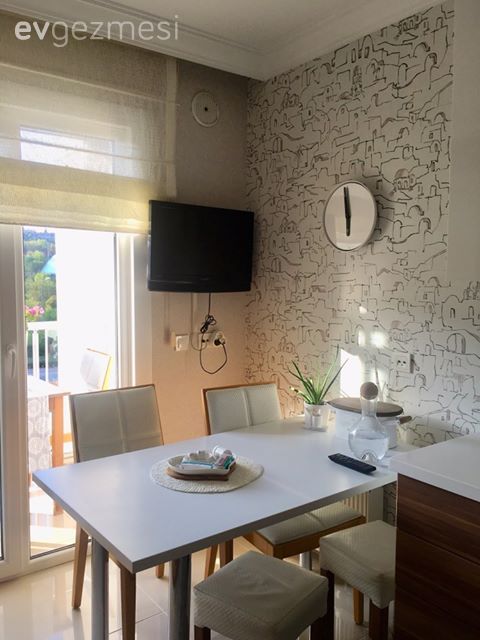 Mutfak, Beyaz, Duvar kağıdı, Duvar dekorasyonu, Mutfak duvar dekorasyonu, Mutfak masası, Sandalye, Mutfak perdesi, Mutfak aksesuarları