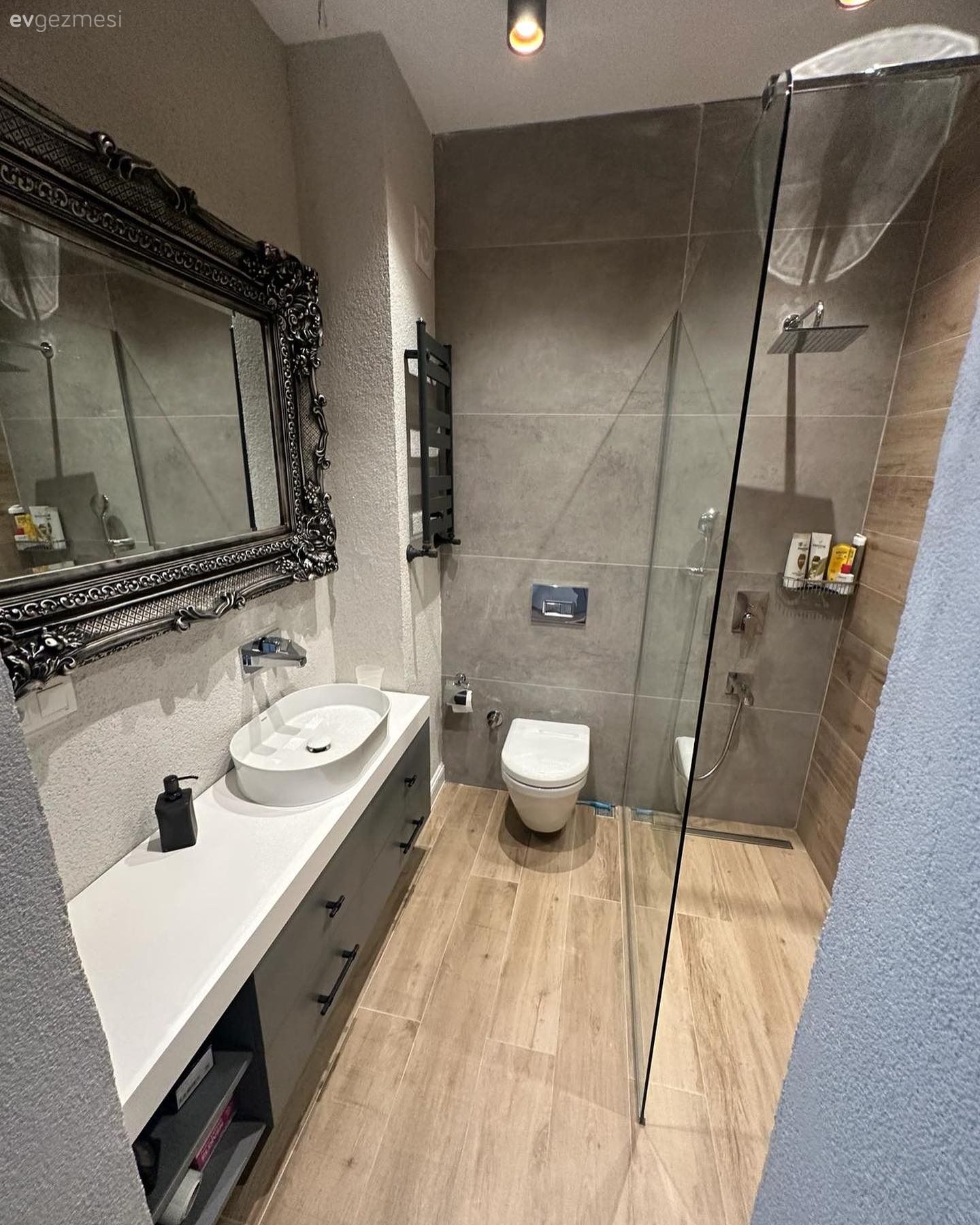 Bu Modern Banyoda Aynanın İddiası Oldukça Fazla