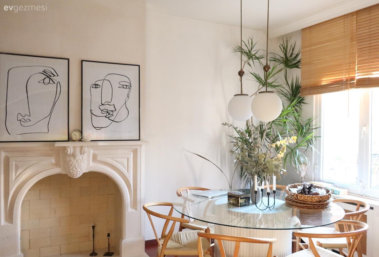Yemek Odası, İskandinav, Bohem Dekorasyon, Beyaz, Kahverengi, Ahşap Mobilya, Hasır, Katlamalı perde, Perde, Ev bitkisi, Sandalye, Yemek masası, Parke, Avize, Aydınlatma, Yemek odası avizesi, Şömine, Çerçeve, Tablo, Duvar dekorasyonu