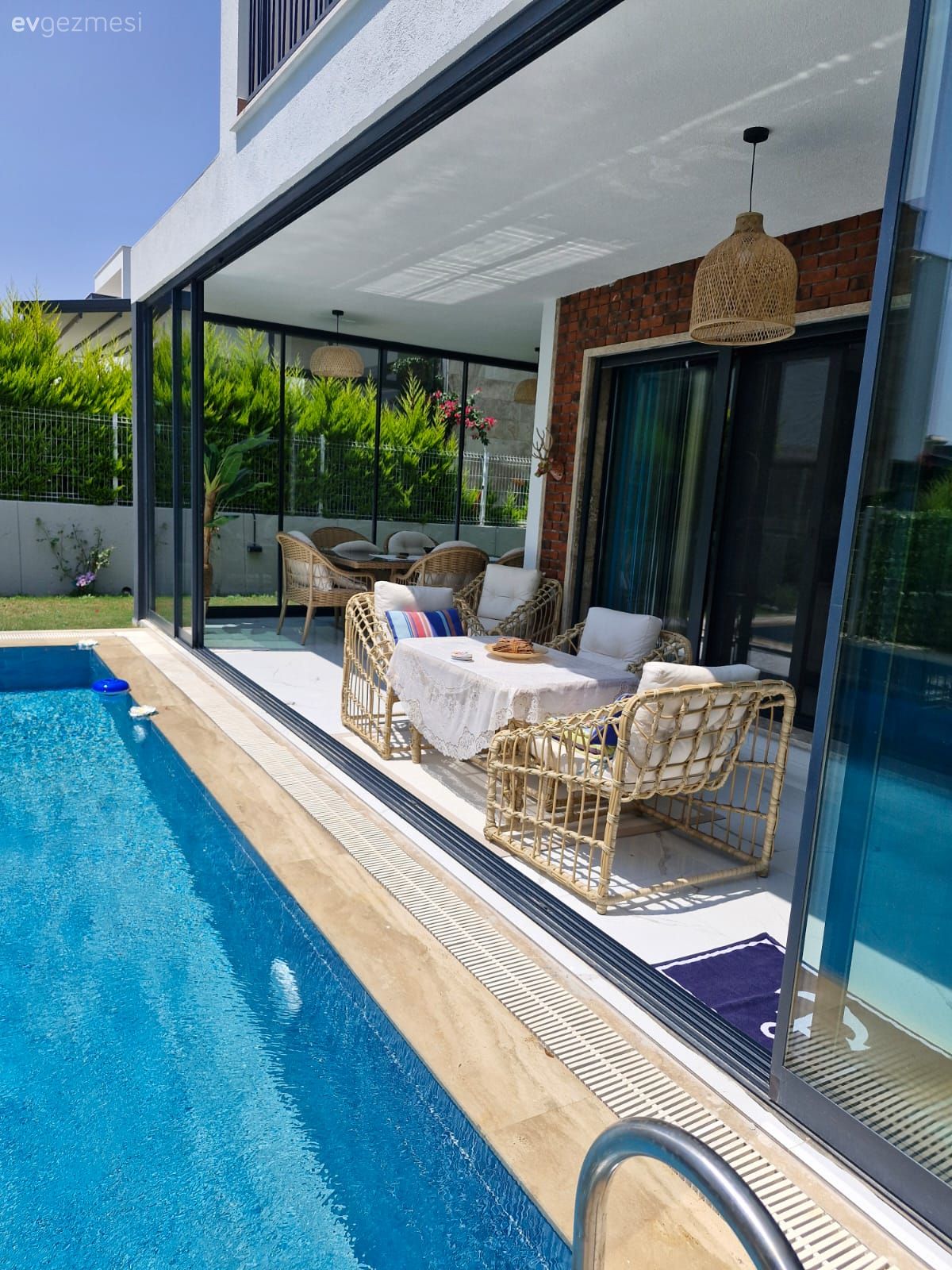 Bu Kuşadası Villasında Havuzlu Bahçenin Cazibesi Yüksek