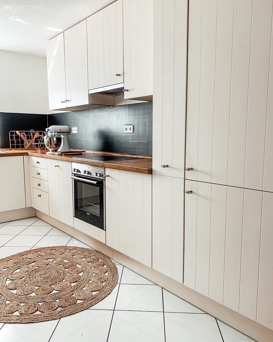 Mutfak, Country mutfak, Bej, Krem, Siyah, Vizon, Ahşap mutfak tezgahı, Mutfak tezgahı, Cam Ankastre, Ankastre, Jüt halı, Halı, Mutfak halısı, Mutfak zemin seramikleri, Lambri