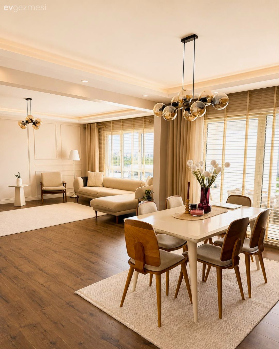 Salon, Modern, Krem, Beyaz, Bej, Köşe koltuk, Koltuk takımı, Fon perde, Perde, Tül perde, Sandalye, Yemek masası, Halı, Salon halısı, Parke, Dekoratif Objeler