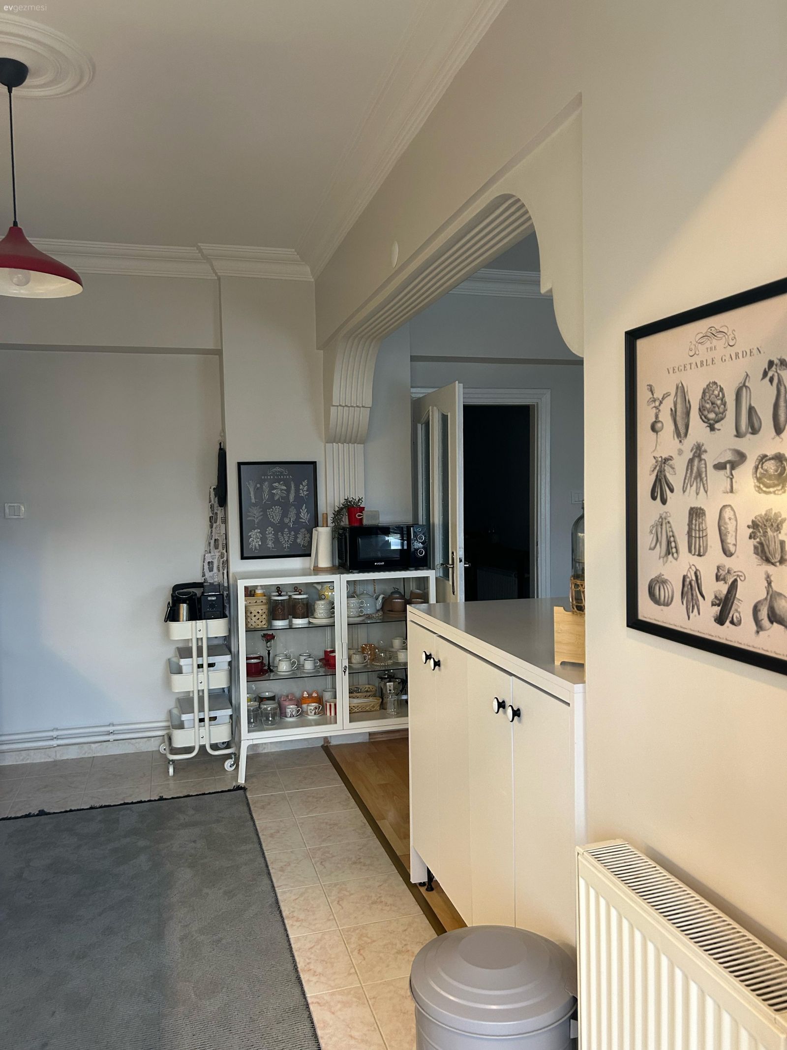 Mavi Duvarıyla Selam Veren Bu Ev Alışılmadık Detayları Pek Seviyor!