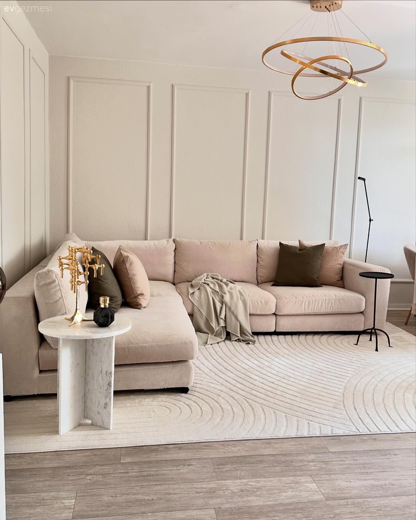 Salon, İskandinav, Modern, Krem, Bej, Beyaz, Kahverengi, Köşe koltuk, Koltuk takımı, Duvar çıtalama, Avize, Aydınlatma, Halı, Salon halısı, Yan sehpa, Sehpa, Dekoratif Objeler