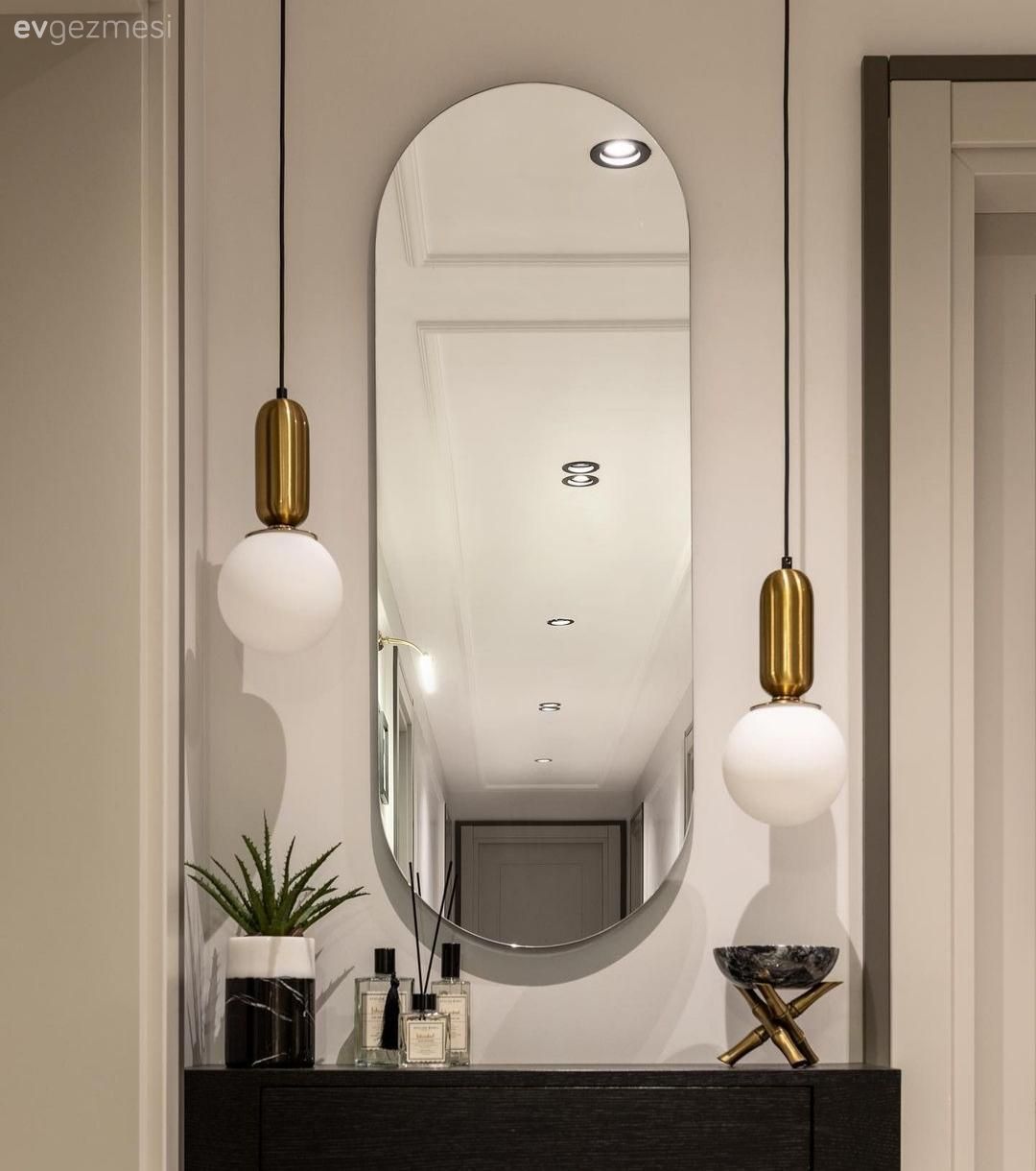 Bu İstanbul Evinde Aynalar ve Aydınlatmalar Ayrı Bir Önem Taşımış!
