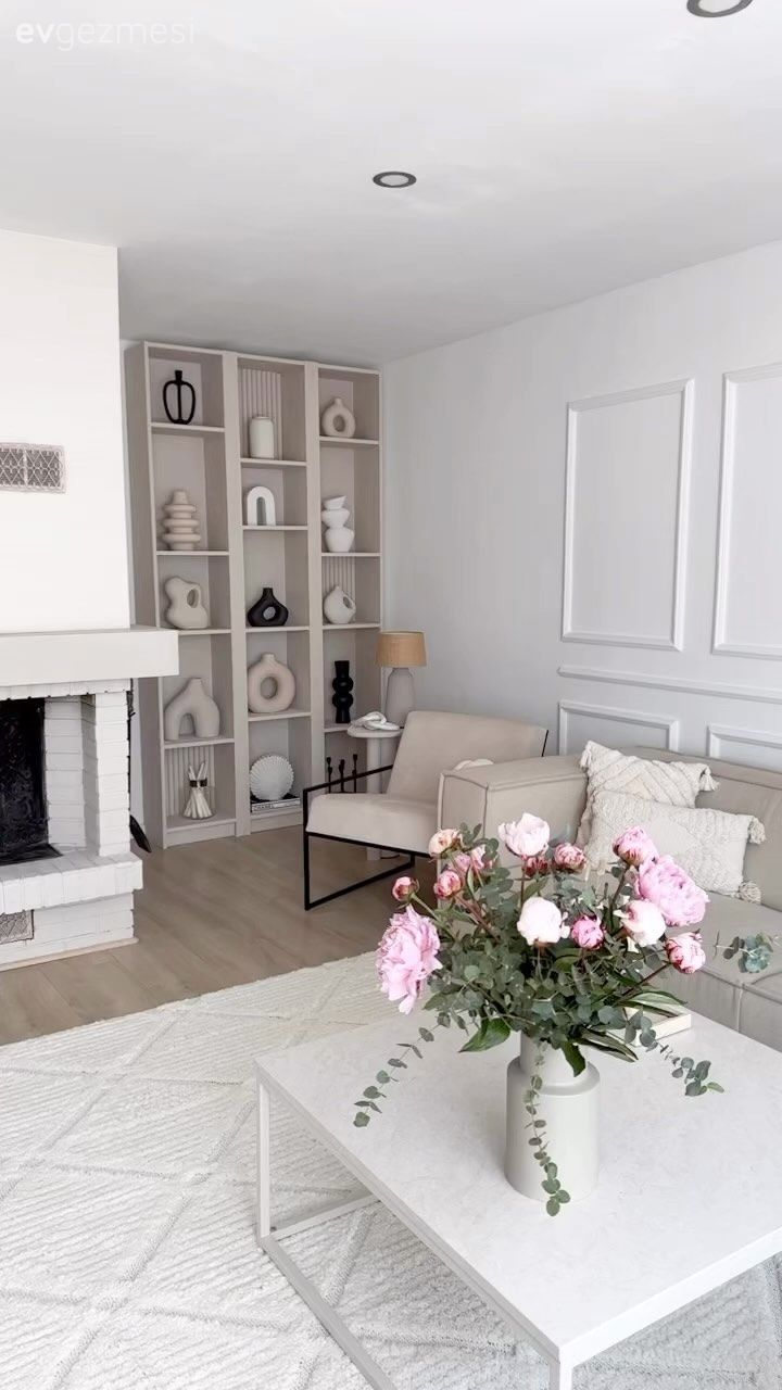 Salon, Modern, Beyaz, Vizon, Altın, Köşe koltuk, Koltuk takımı, Çerçeve, Duvar çıtalama, Halı, Salon halısı, Orta sehpa, Sehpa, Vazo, Ev Aksesuar, Kırlent, Ev tekstili, Çiçekler, Şömine, Berjer