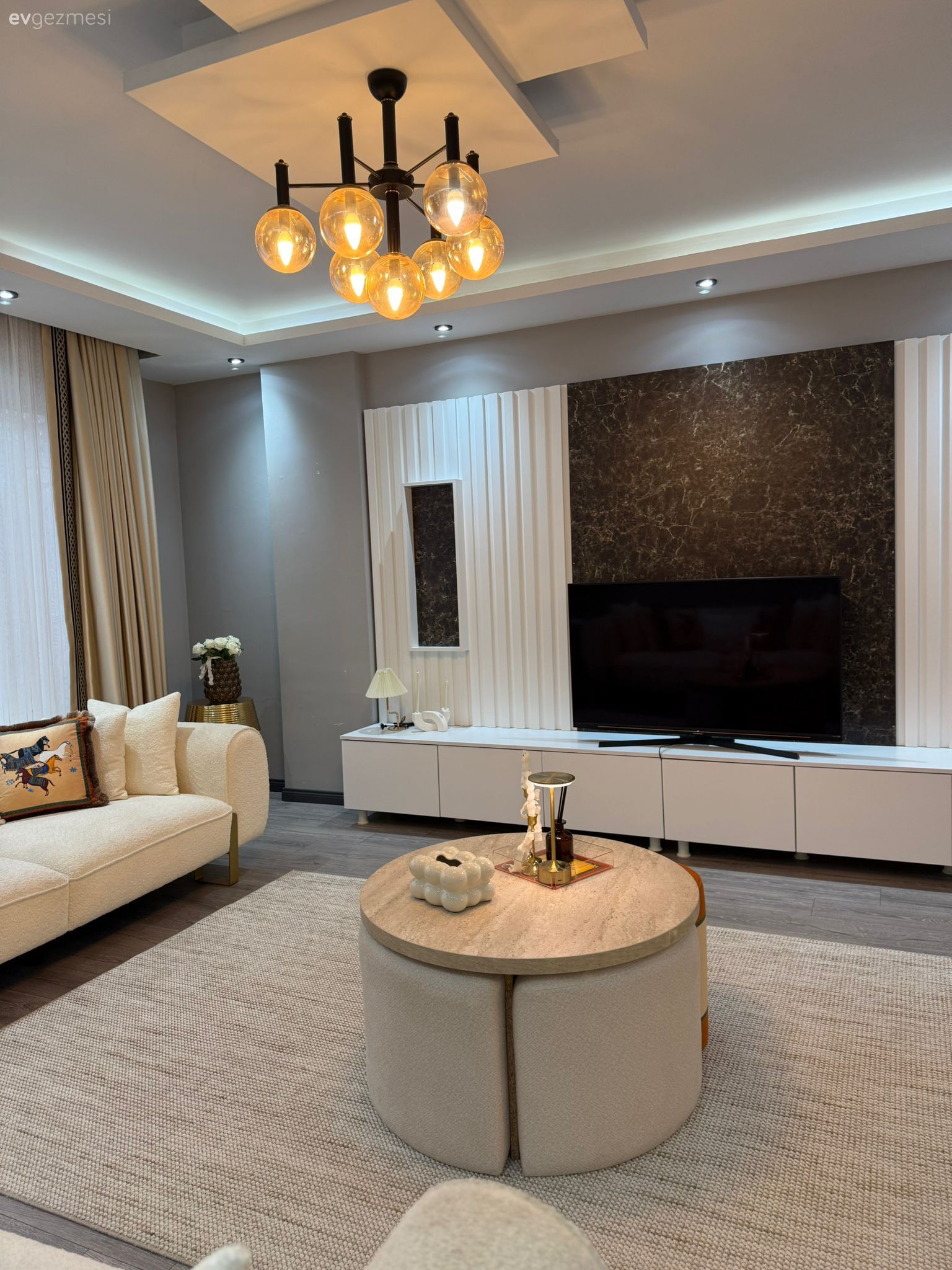 Modern, Beyaz, Bej, Krem, Tv ünitesi, Tv ünitesi aksesuarları, Ev Aksesuar, Fon perde, Perde, Tül perde, Koltuk takımı, Halı, Salon halısı, Orta sehpa, Sehpa, Avize, Aydınlatma, Salon avizesi, Led aydınlatma, Kırlent, Ev tekstili, Spot aydınlatma
