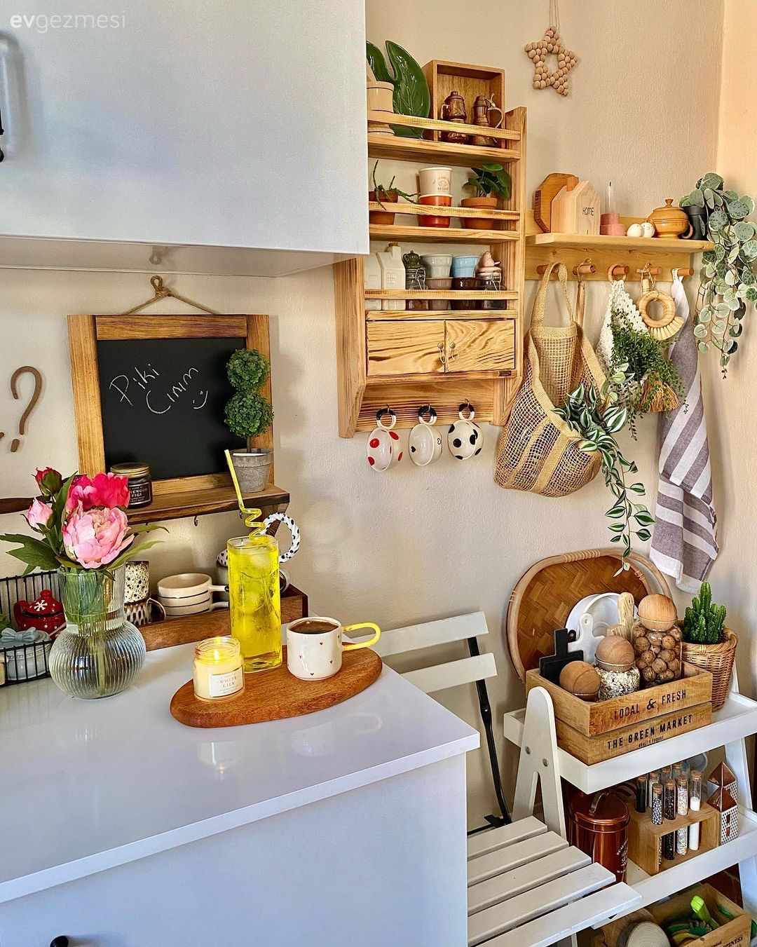 Mutfak, Beyaz, Mutfak rafı, Mutfak aksesuarları, Mutfak tezgahı