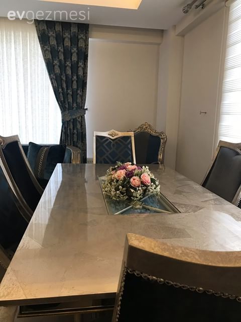 Ev Gezmesi: Klasik Ruhun Yansıdığı Bir Salon Dekoru