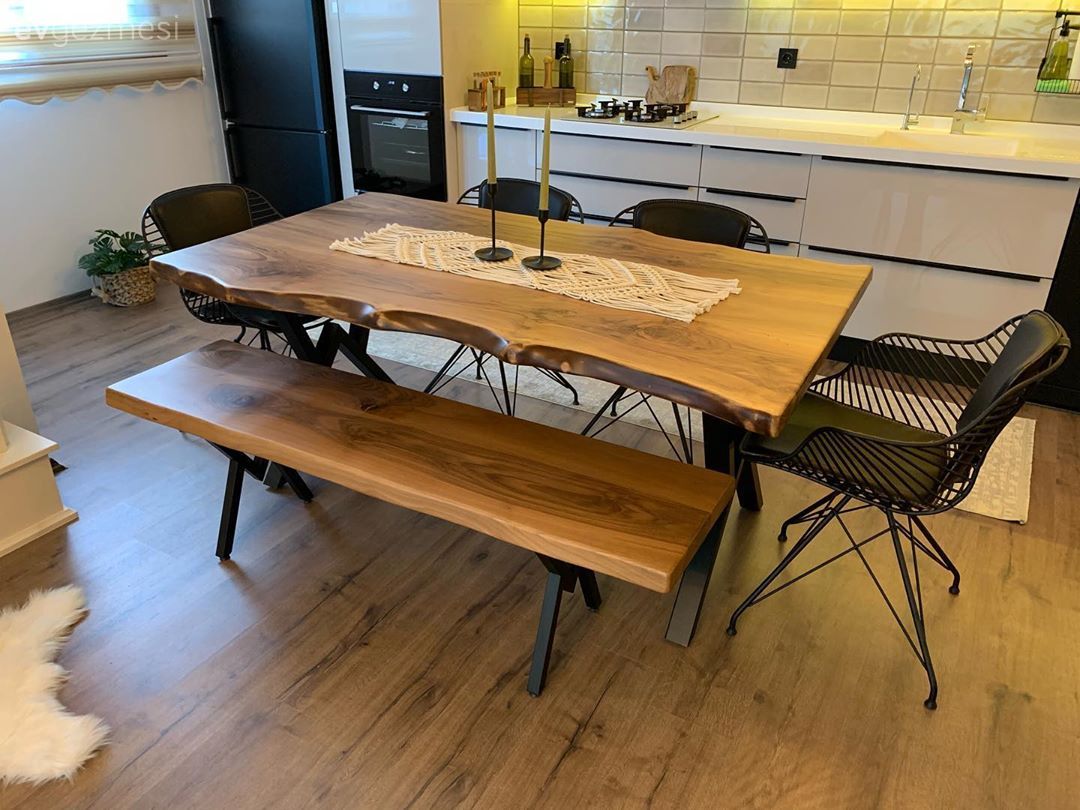 Mutfak masası, Bank, Metal sandalye, Sandalye, Parke, Beyaz, Mutfak tezgahı, Mutfak, Mutfak tezgah arası, Tezgah arası seramik, Ankastre, Şamdan, Ev Aksesuar