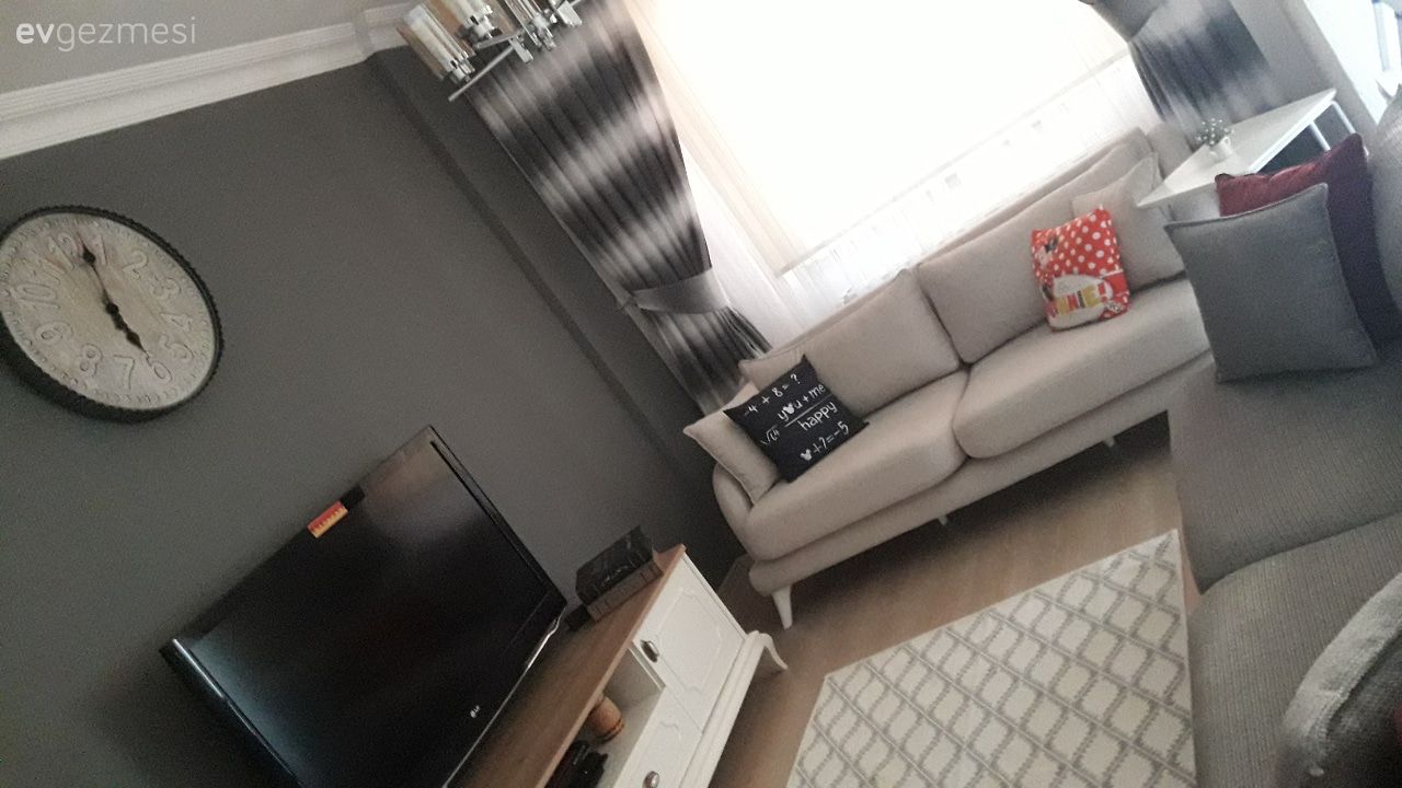 Salon, Küçük salon dekorasyonu, Küçük Ev, Modern, Gri duvar, Fon perde, Perde, Tül perde, Koltuk takımı, Tv ünitesi, Halı, Salon halısı, Öncesi / Sonrası, Duvar saati, Duvar dekorasyonu